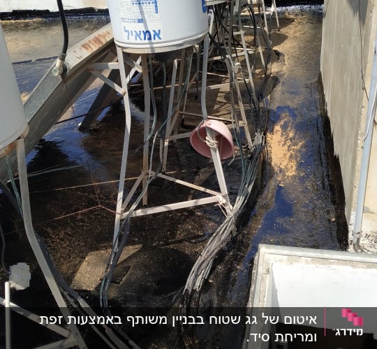 איטום גג עם זפת סביב דודי שמש וצינורות
